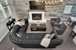 Smart-TV, Kamin, Bücher