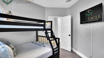 4 Schlafzimmer, Schreibtisch, BĂŒgeleisen/BĂŒgelbrett, WLAN