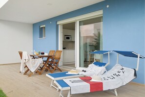 Outdoor dining - Apartment 'Deluxe 5' with Shared Garden, Wi-Fi and Air Conditioning (Jesolo)