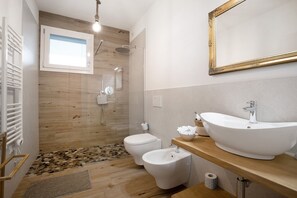 Dusj, hårføner og håndklær