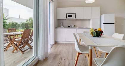 Ferienwohnung 'Deluxe 5' mit Gemeinschaftsgarten, WLAN und Klimaanlage