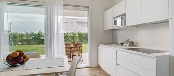 Apartamento 'Deluxe 5' con jardín compartido, Wi-Fi y aire acondicionado