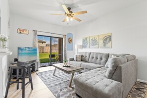 聯排別墅, 多張床, 庭院, 花園景觀 (Disney Daze) | 起居區 | 50-吋平面電視,提供數位頻道