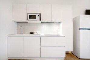 Réfrigérateur, micro-ondes, four, plaque de cuisson