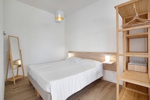 Iron/ironing board, WiFi (free), bed sheets