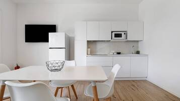 Frigorifero, microonde, forno, piano cottura