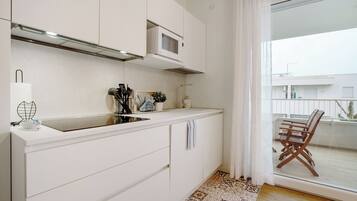 Een koelkast, een magnetron, een oven, een kookplaat