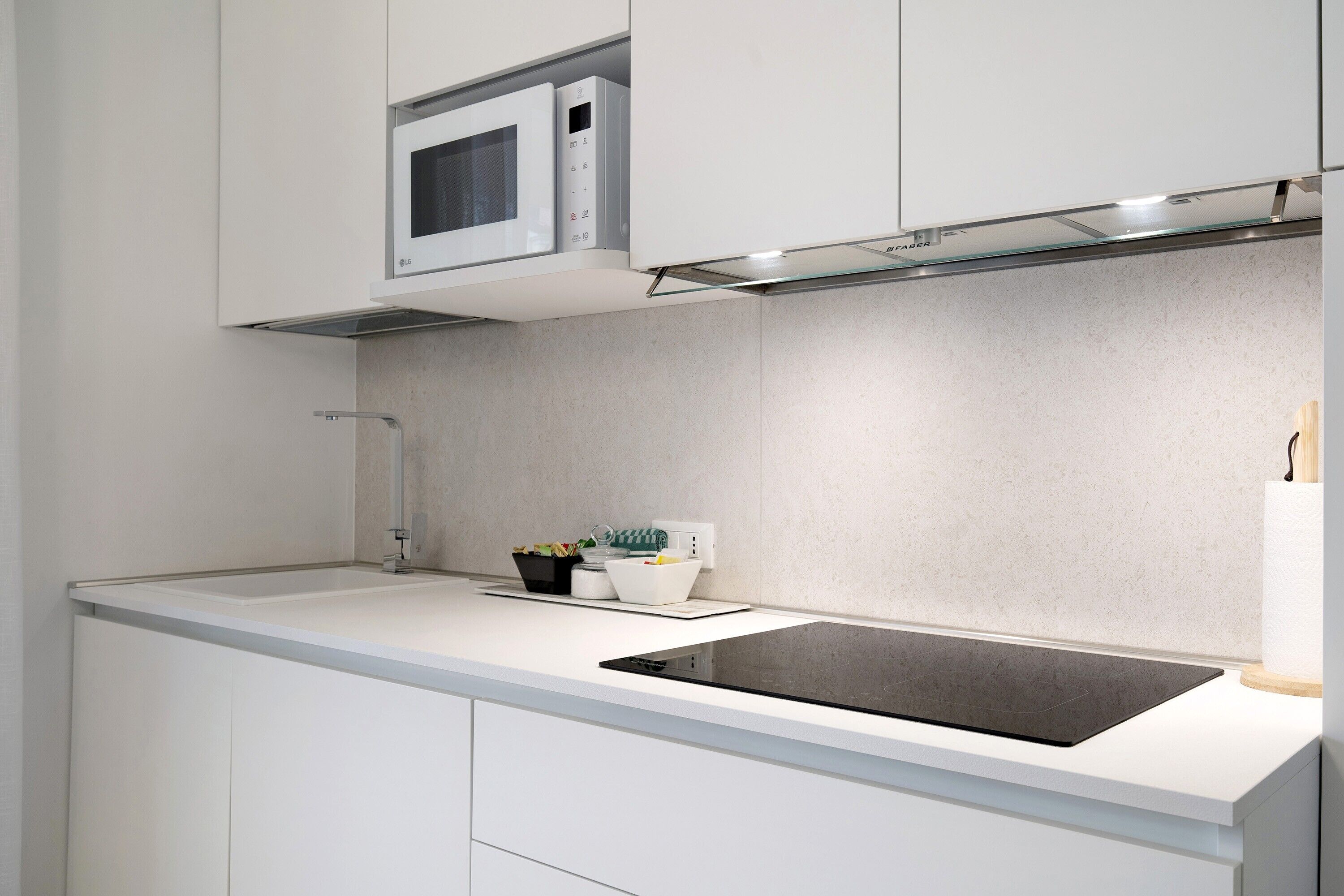 Kühlschrank, Mikrowelle, Ofen, Herdplatte