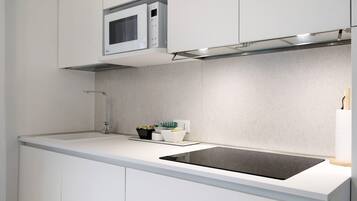 Kühlschrank, Mikrowelle, Ofen, Herdplatte