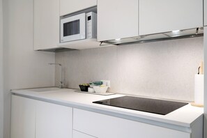 Frigorifero, microonde, forno, piano cottura