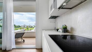 Kühlschrank, Mikrowelle, Ofen, Herdplatte