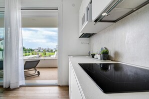 Frigorifero, microonde, forno, piano cottura