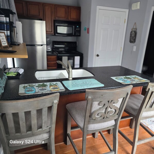 Réfrigérateur, micro-ondes, four, plaque de cuisson