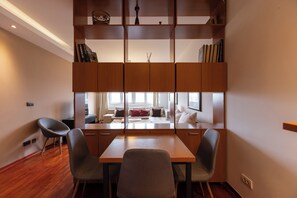 スタジオ | デスク、ノートパソコン用作業スペース、防音設備、アイロン / アイロン台