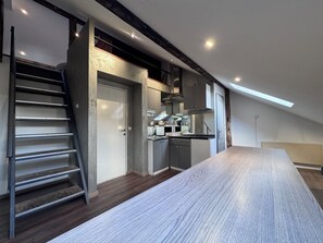 Dupleks Ekonomi | Dapur pribadi | Lemari es, microwave, oven, dan ketel listrik