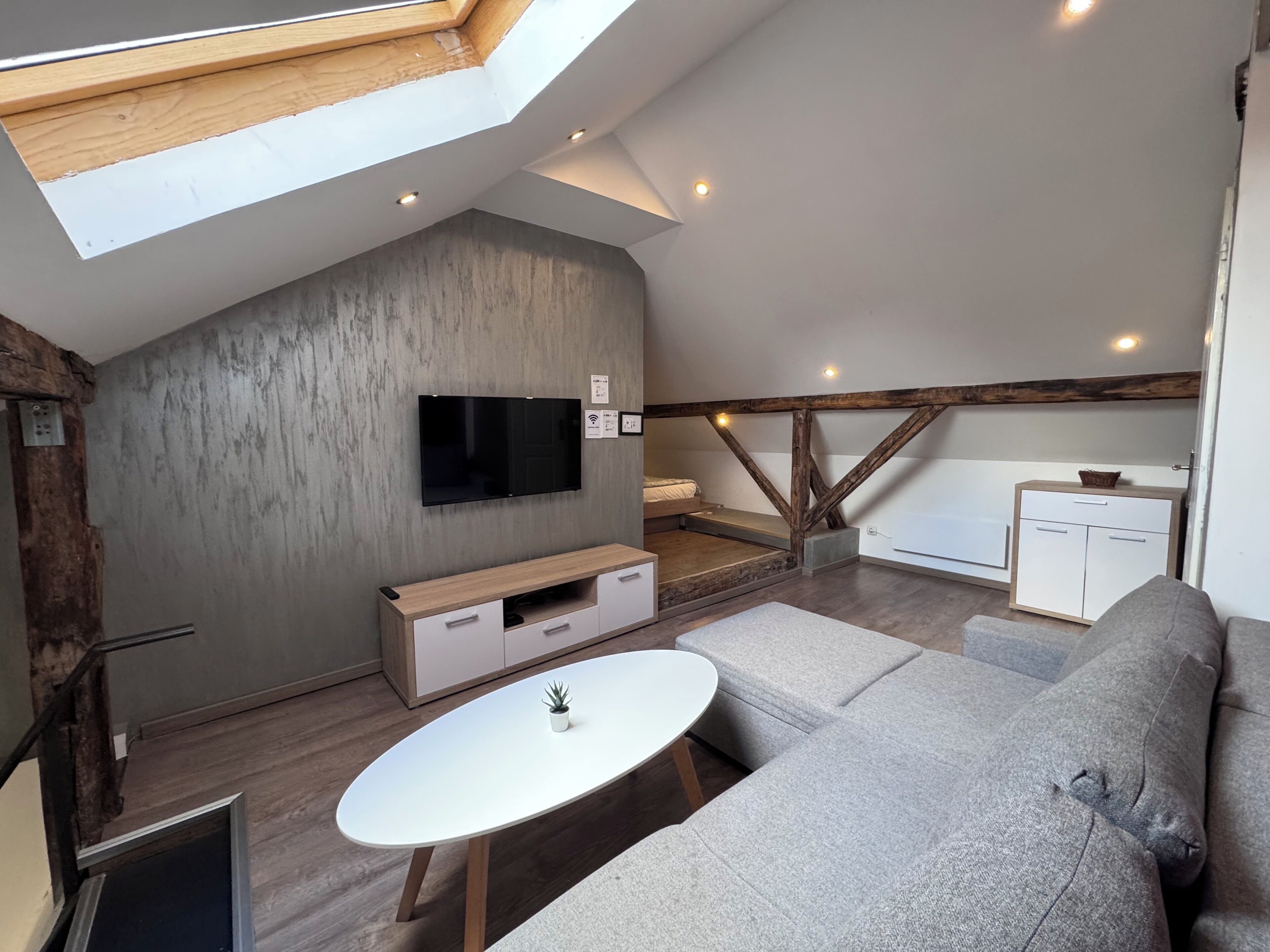 Economy-Maisonette | Wohnbereich | 43-Zoll-Flachbildfernseher mit Kabelempfang, Fernseher