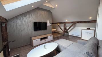 Economy-Maisonette | Wohnbereich | 43-Zoll-Flachbildfernseher mit Kabelempfang, Fernseher