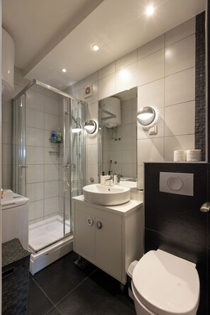 Studio | Bad | Dusj, hårføner, håndklær og såpe
