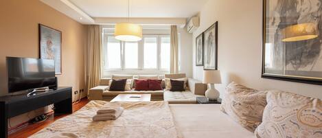 Studio | Skrivebord, skrivebord for bærbar PC, lydisolert og strykejern/-brett