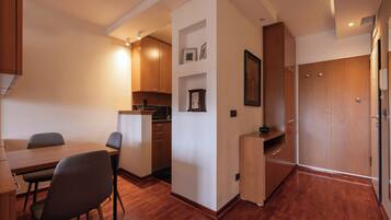 Studiolejlighed | Privat køkken | Køleskab, mikrobølgeovn, ovn, elkedel