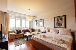 Studio | Desk, laptop workspace, soundproofing, iron/ironing board - Central Park Apartments (Belgrade)