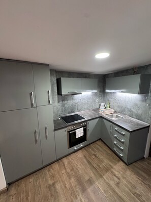 Apartament Comfort, 1 dormitori | Cuina privada | Frigorífic, microones, forn i bullidora elèctrica 
