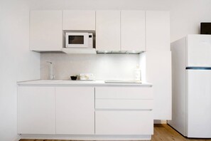 Réfrigérateur, four à micro-ondes, un four, surface de cuisson