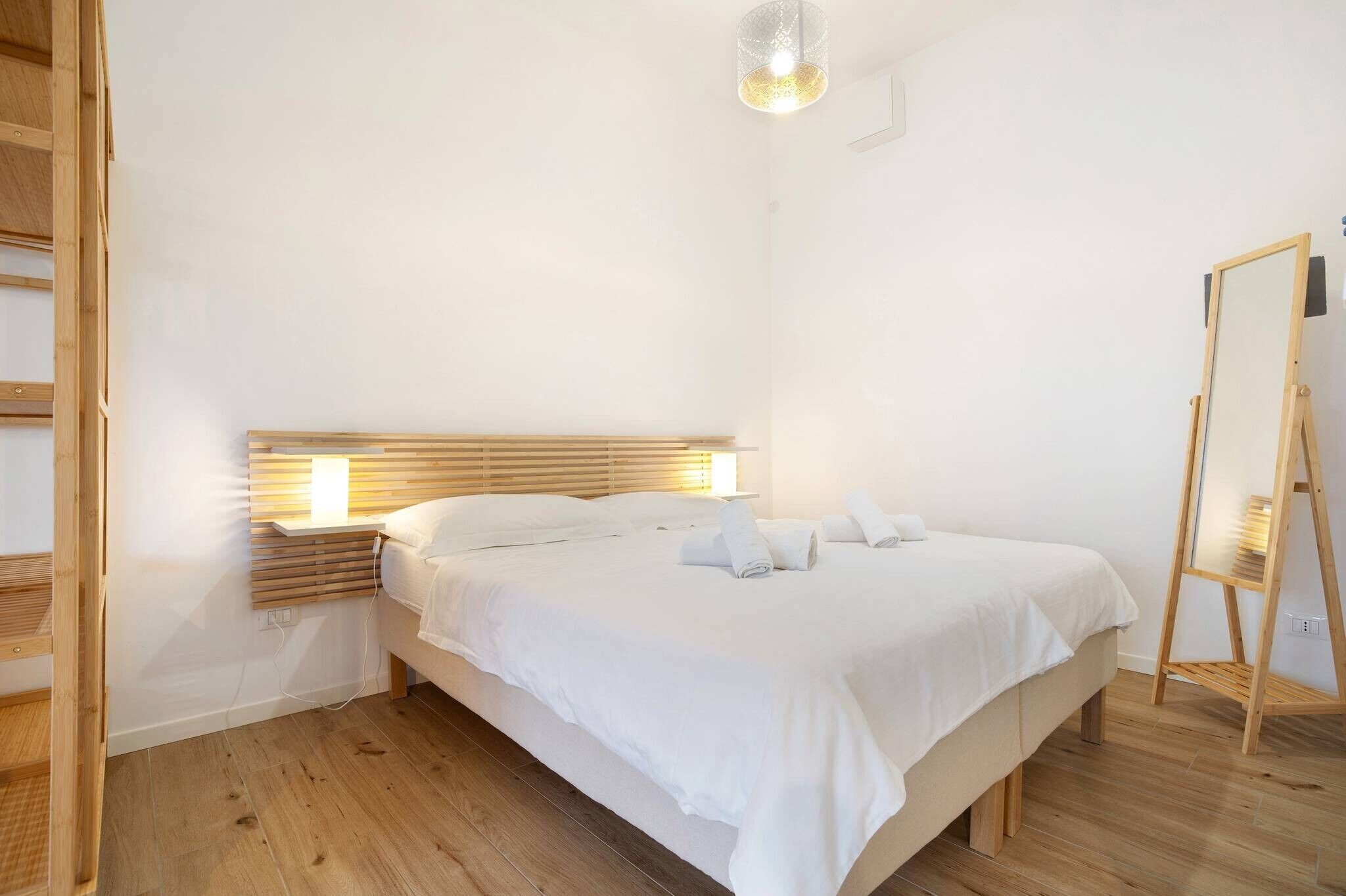Tabla de planchar con plancha, wifi gratis y ropa de cama 