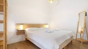 Tabla de planchar con plancha, wifi gratis y ropa de cama