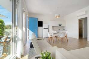 TV - Studio Apartment 'Open Space 2' with Shared Garden, Wi-Fi and Air Conditioning (Jesolo)