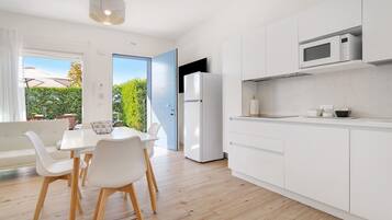Frigorifero, microonde, forno, piano cottura