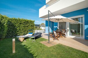 Outdoor dining - Studio Apartment 'Open Space 2' with Shared Garden, Wi-Fi and Air Conditioning (Jesolo)