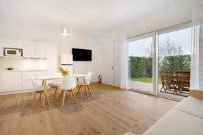 TV - Studio Apartment 'Open Space 2' with Shared Garden, Wi-Fi and Air Conditioning (Jesolo)