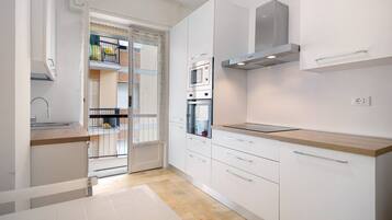 Frigorifero, microonde, forno, piano cottura