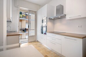 Jääkaappi, mikroaaltouuni, uuni, liesi