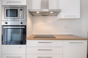 Frigorífico, microondas, horno y placa de cocina