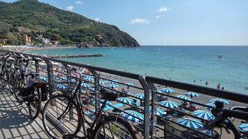 Una spiaggia nelle vicinanze