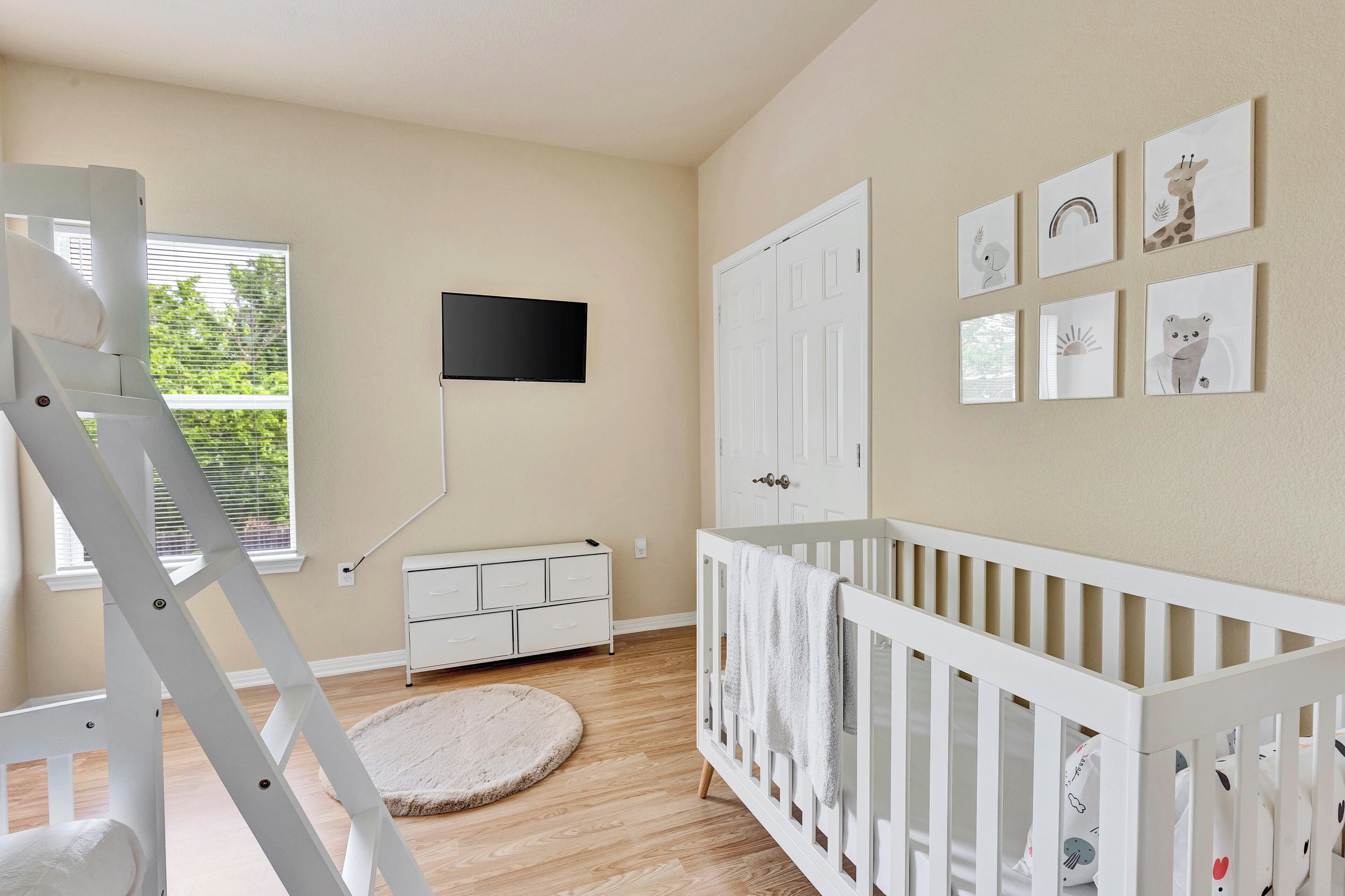 4 habitaciones, caja de seguridad en la habitación y escritorio 