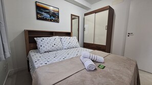 1 habitación, tabla de planchar con plancha, wifi gratis y ropa de cama