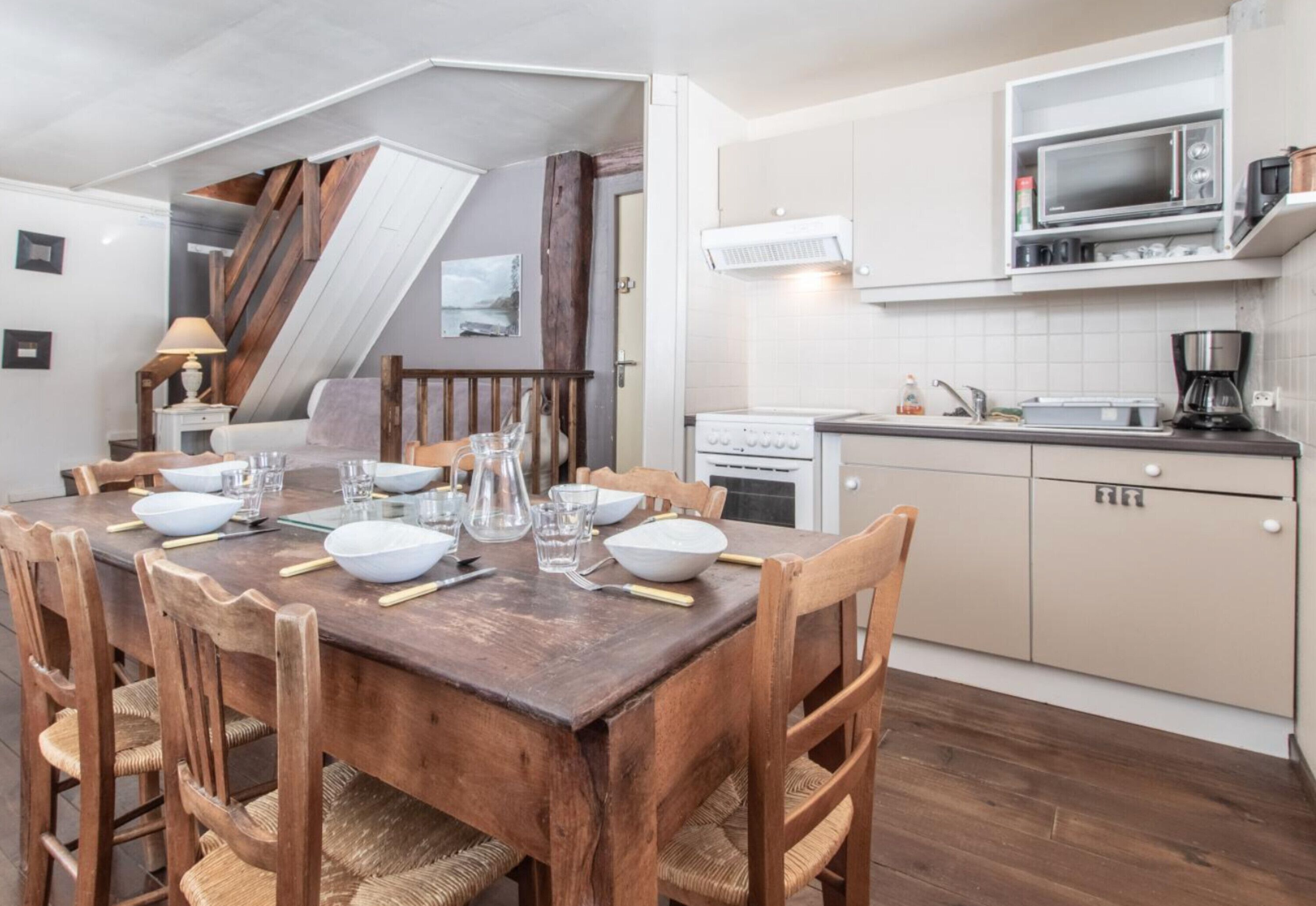 冷蔵庫、電子レンジ、オーブン、コンロ