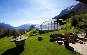 Outdoor dining - Apartment 'Les Anailles' with Mountain View, Shared Terrace and Wi-Fi (Saint-Ferréol)