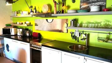 Réfrigérateur, micro-ondes, four, plaque de cuisson