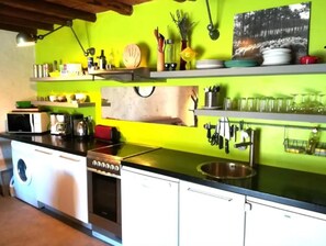 Fridge, microwave, oven, stovetop - Apartment 'Mas La Rainette Chez Raphael' with Mountain View, Shared Pool and Wi-Fi (Val-d'Aigoual)