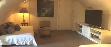 2 makuuhuonetta, silitysrauta/-lauta, ilmainen Wi-Fi, vuodevaatteet