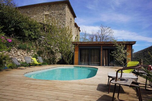 Appartement 'Mas La Rainette Chez Raphael' avec vue sur la montagne, piscine partagée et Wi-Fi