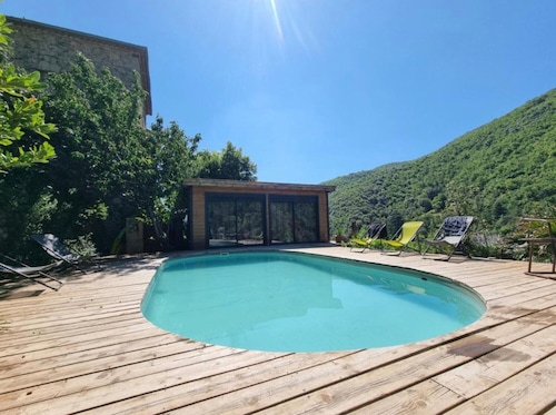 Appartement 'Mas La Rainette Chez Raphael' avec vue sur la montagne, piscine partagée et Wi-Fi