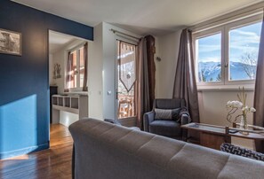 Een televisie en een tafeltennistafel