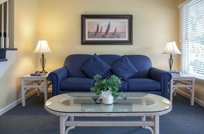 Living area - 2-bdrm condo within the exclusive Shipyard Plantation at Spinnaker Resorts (Hilton Head Island)