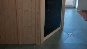 A room with a wooden partition, a sliding glass door, and a view of a green outdoor area. - Traumhaftes neu Renoviertes Apartment mit Herrlichem Ausblick & top Ausstattung (Lalling)