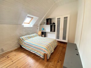 5 bedrooms, iron/ironing board, WiFi, bed sheets